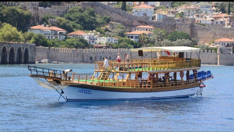 relaxing boat trips image